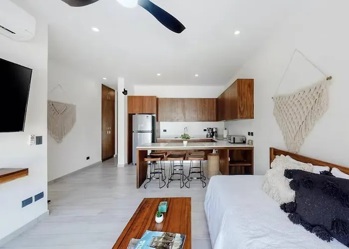 Spacious Condo, Beautiful Pool, Wi-fi - Casa Kaanal 104 *