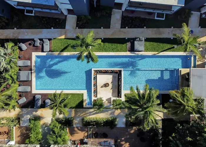 Spacious Condo, Beautiful Pool, Wi-fi - Casa Kaanal 104 *
